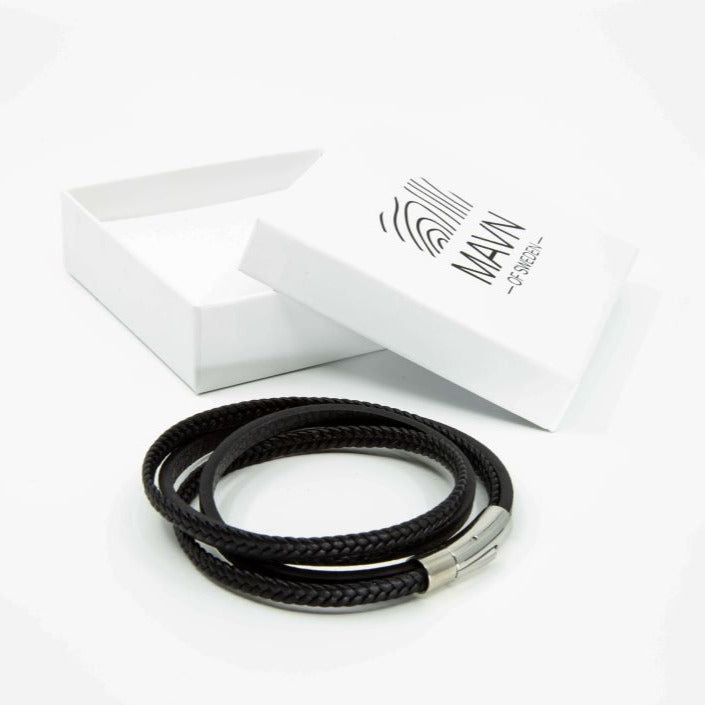 Saltholm läderarmband man med presentbox-MAVN Of Sweden, armband herr, läderarmband, läder, svart armband, maskulint armband, stilren elegans, rå maskulin estetik, herraccessoar, vardagssmycke, festliga tillfällen, fri frakt, fri retur